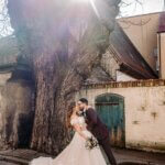 hochzeitsfotograf-ulm-brautpaar-küsst-sich-stehen-in-einer-straße