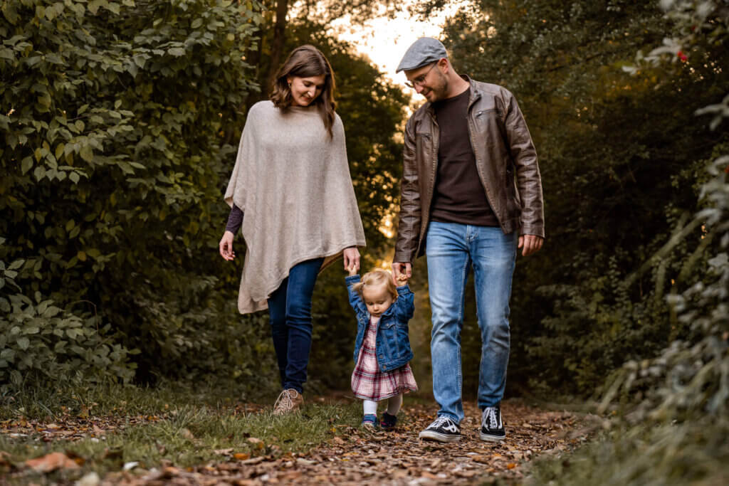 familie-geht-spazieren-fotoshooting-ulm